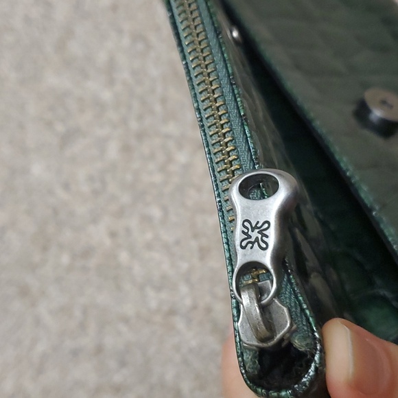 Vera Wang Clutch/ Wristlet Foldable - Picture 6 of 16